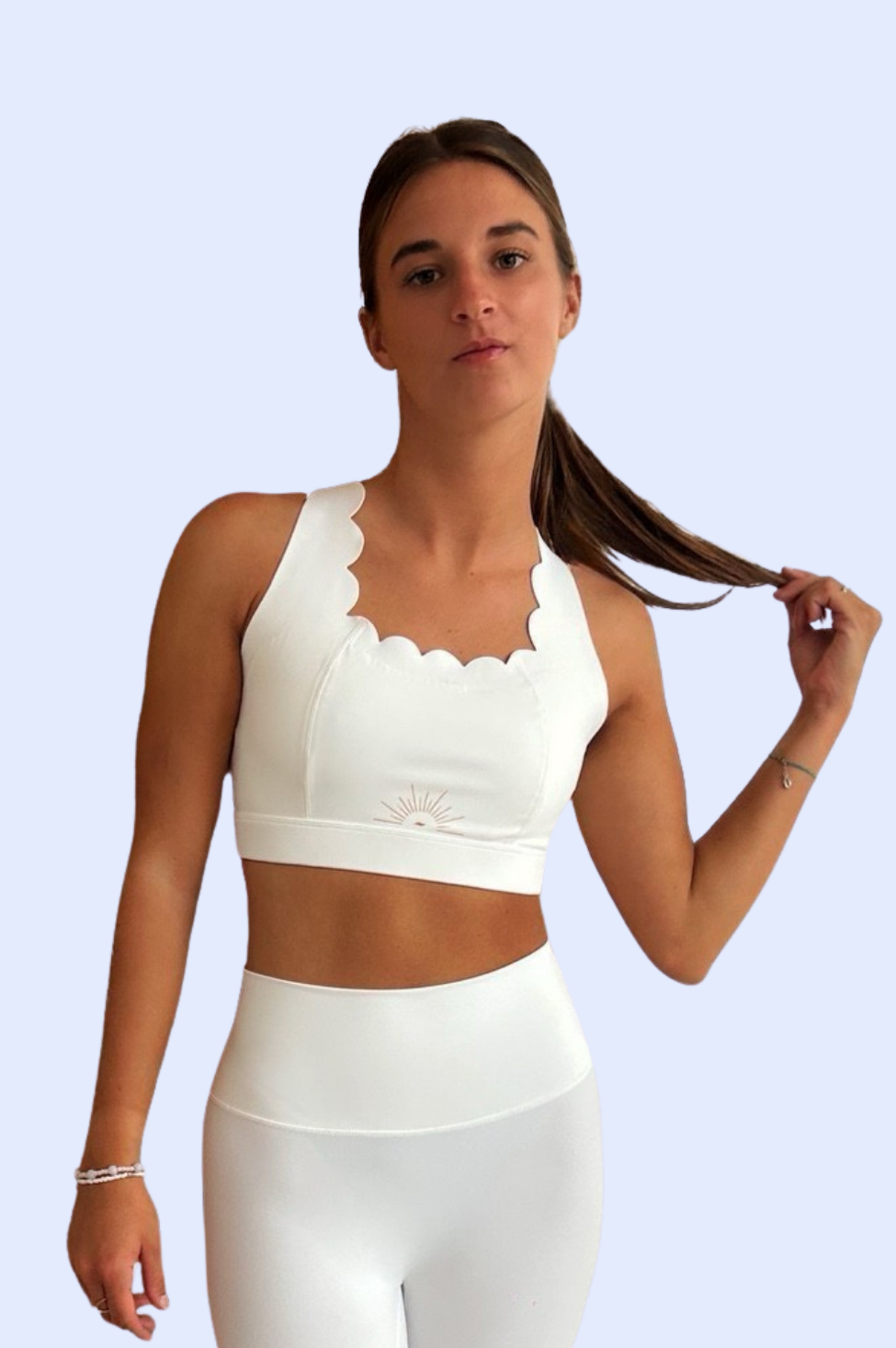 le modele porte la brassiere Selena Blanche