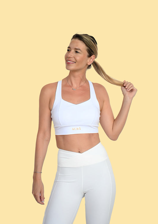 Modèle qui porte la brassière Harmonie vue de face 